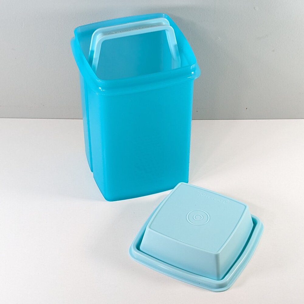 TUPPERWARE Pick A Deli Large Aqua Blue pickle keeper
